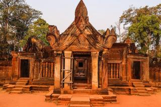 Banteay-Srei-Lady-Temple-Cambodia-16.jpeg