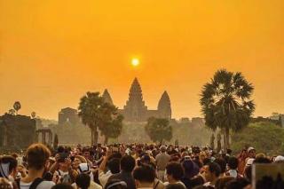the_rising_sun_aligns_with_the_central_spire_of_angkor_wat_twice_per_year_on_the_spring_and_fall_equinoxes_drawing_large_crowds_of_visitors._say_samal(1).jpg